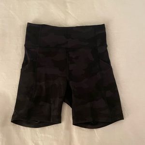 Lululemon Camo biker shorts with built in pockets on the side Size 4